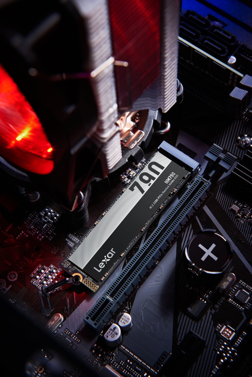 Dysk SSD Lexar NQ790 4TB PCIe Gen4 NVMe widok dysku na tle obudowy komputera